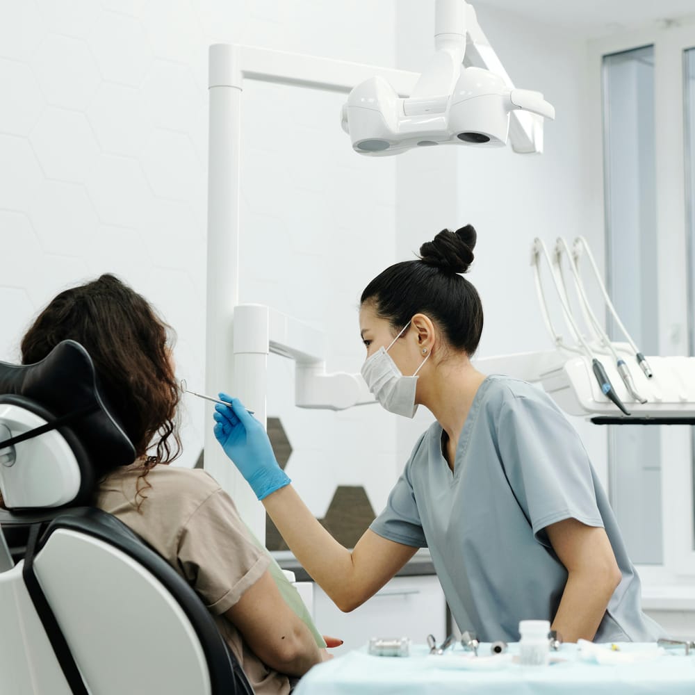 IU composite bonding on overlapping crowded teeth